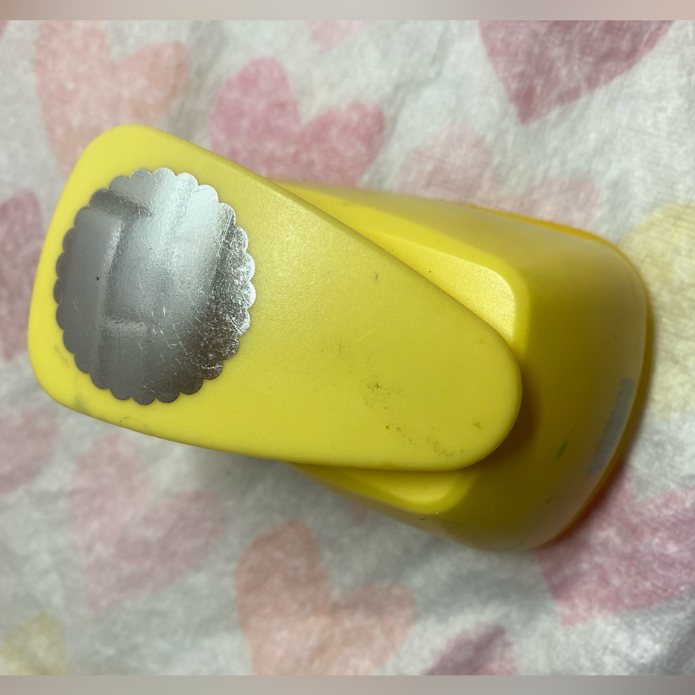 Marvy Uchida Lever Craft Punch, Scallop Circle 1 1/2”
